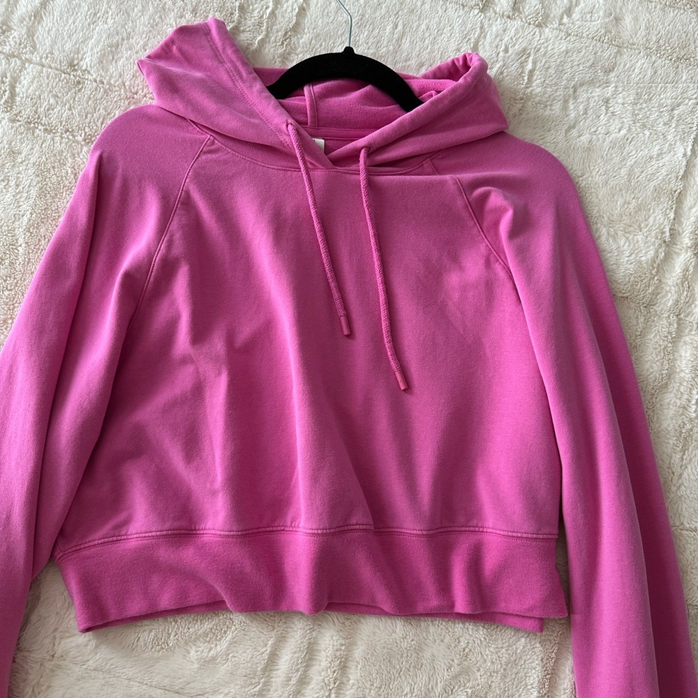 Alo Yoga Women’s Sweatshirt Size Medium Cropped Logo Pink